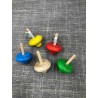 Petites toupies en hêtre teintée
